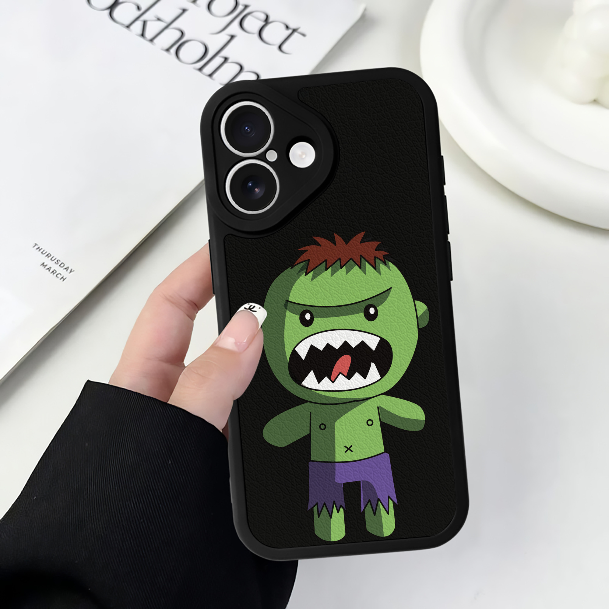 （画像用） アベンジャーズ The Avengers 【iPhone 16シリーズ対応】シリコンスマホケース（レザー調） 材質：シリコン